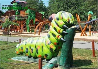 نقل و حرکت کے ساتھ بڑے کیڑے کا مجسمہ